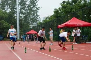 学生操场跳舞吃瓜,学生操场共舞赏瓜乐翻天